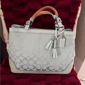 Coach Baby Blue Signature Monogram
Hampton bag
Leather&SuedeTrim.EUC